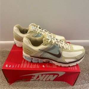 Nike Men’s Vomero 5 Beige and White Sneakers